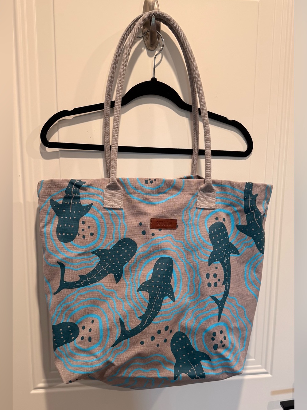 NWOT Shark Ripples Beach Tote - 2 inside pockets, 1 zip pocket, keychain hook - Picture 2 of 16